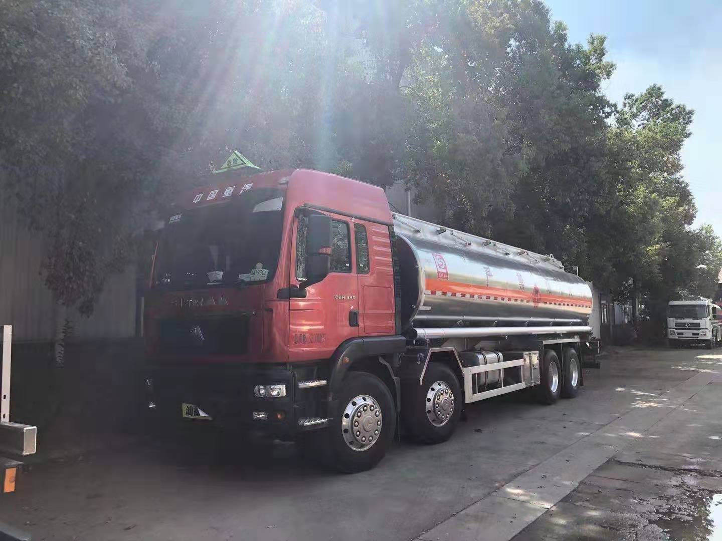 汕德卡前四后八鋁合金運油車