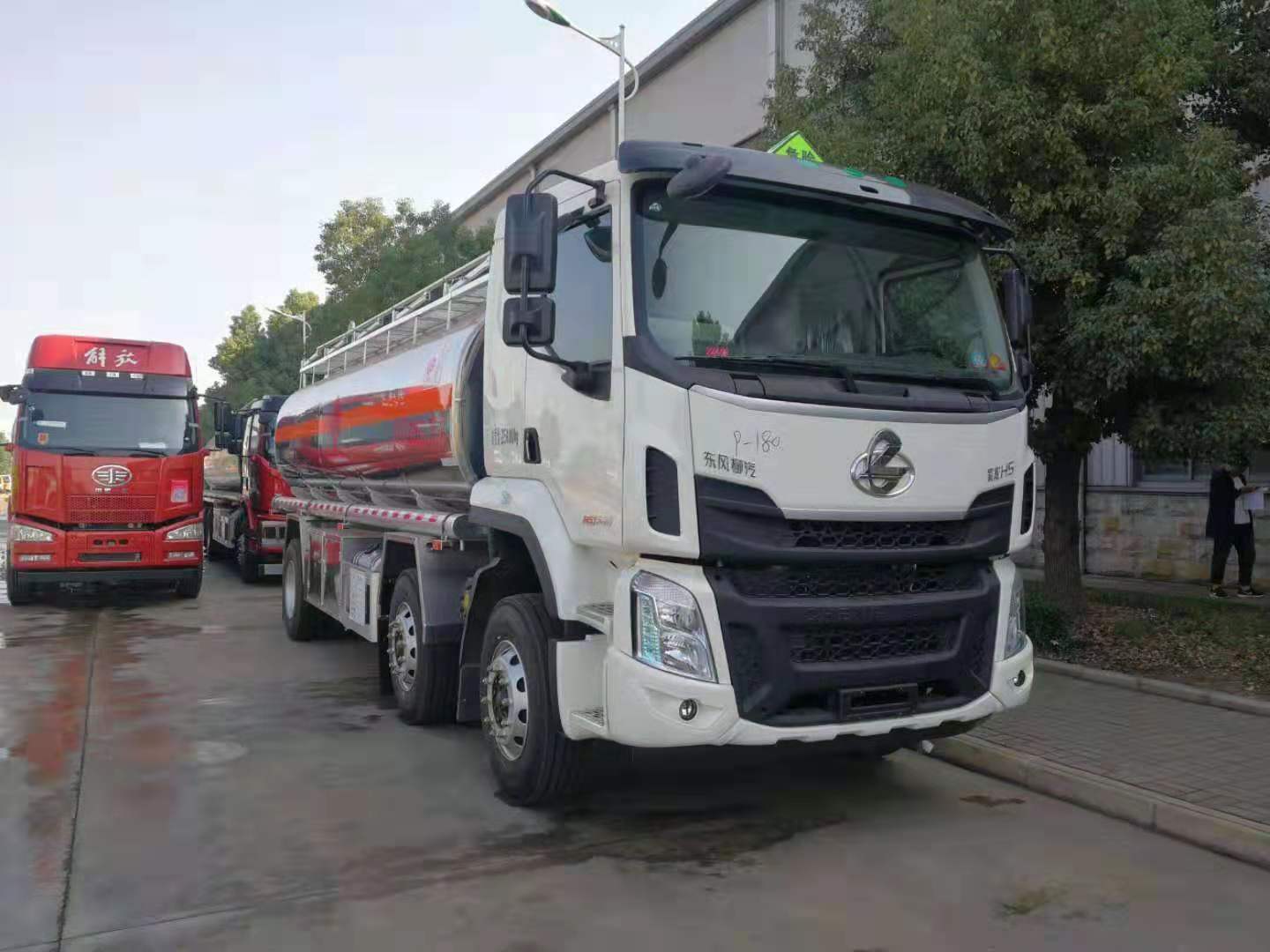 16噸東風(fēng)柳汽乘龍小三軸鋁合金運(yùn)油車發(fā)往廣西