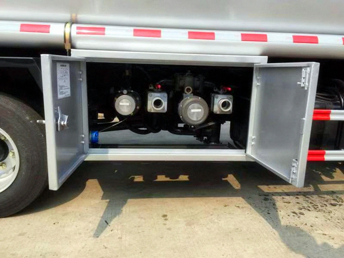 東風小多利卡2.15方藍牌加油車(2噸油罐車)15897613868 東風小多利卡2.15方藍牌加油車(2噸油罐車)15897613868