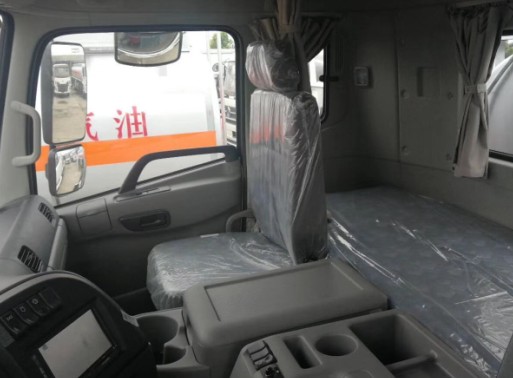 東風天龍前四后八油罐車內飾圖片 東風天龍前四后八油罐車內飾圖片