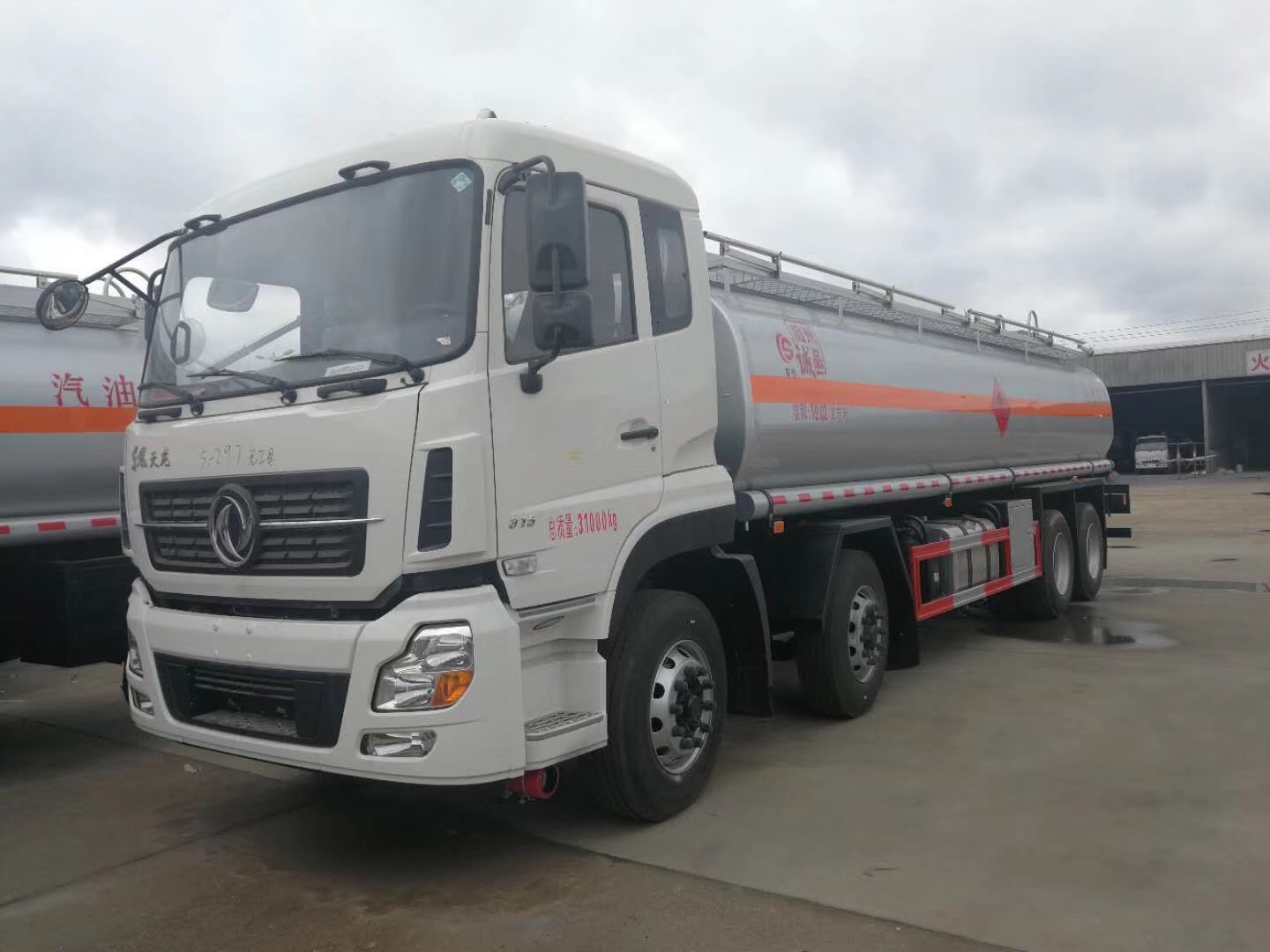 東風天龍前四后八油罐車圖片 東風天龍前四后八油罐車圖片