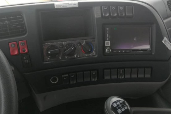 東風天龍前四后八油罐車操作臺圖片 東風天龍前四后八油罐車操作臺圖片