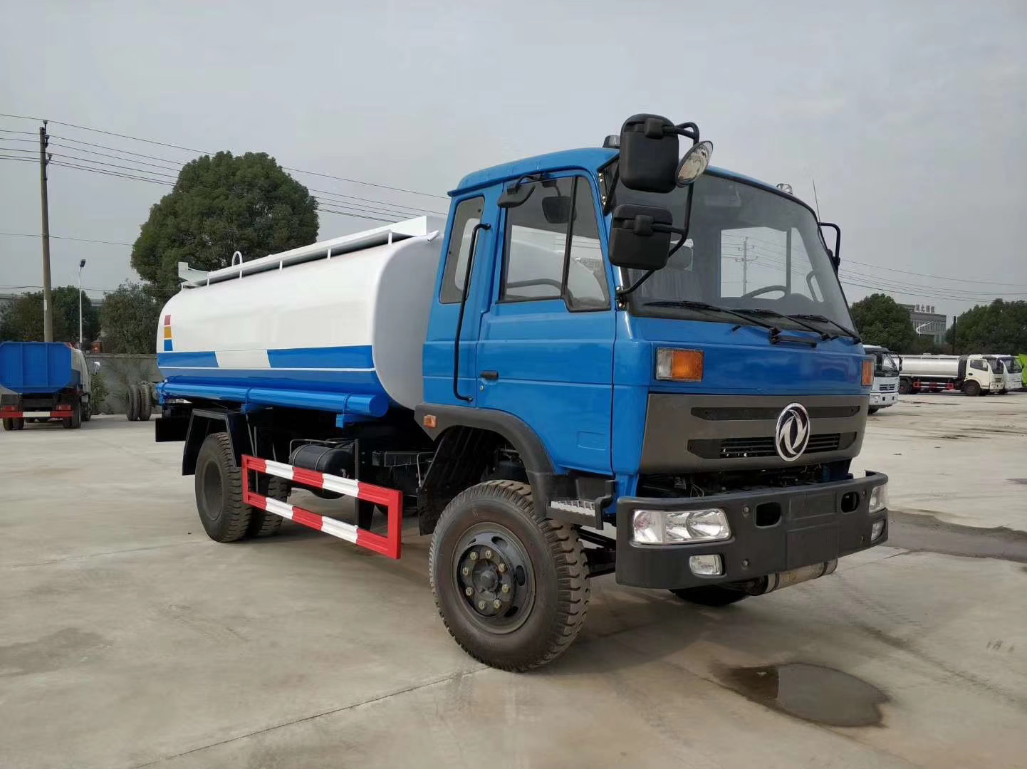 10-12噸東風(fēng)油罐車圖片 10-12噸東風(fēng)油罐車圖片