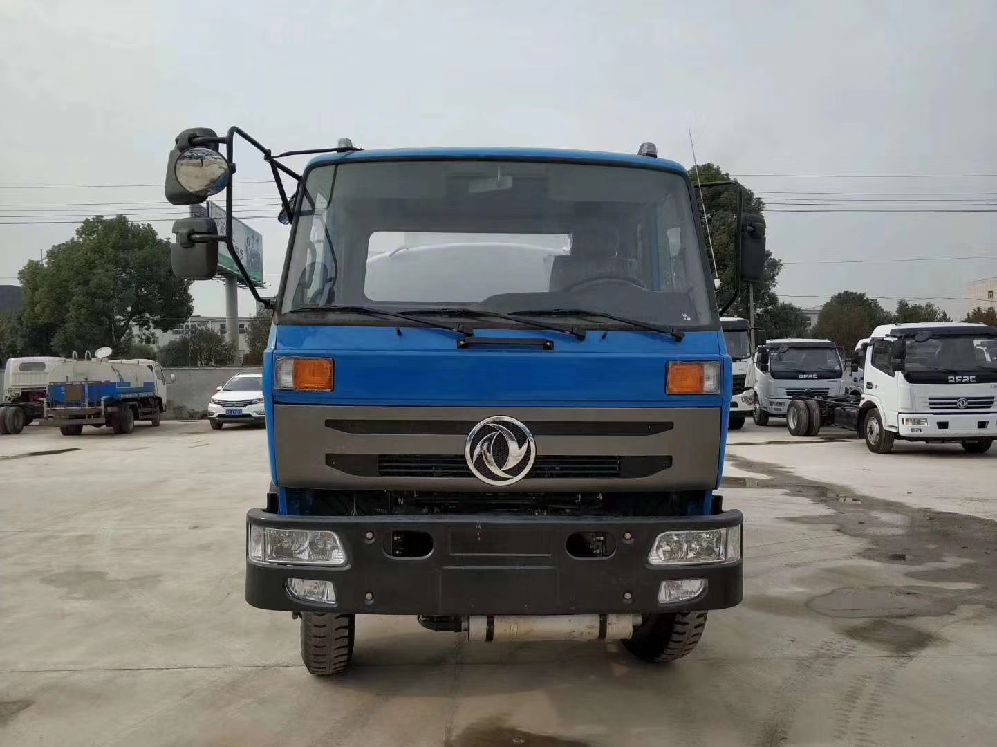 10-12噸東風(fēng)油罐車圖片 10-12噸東風(fēng)油罐車圖片