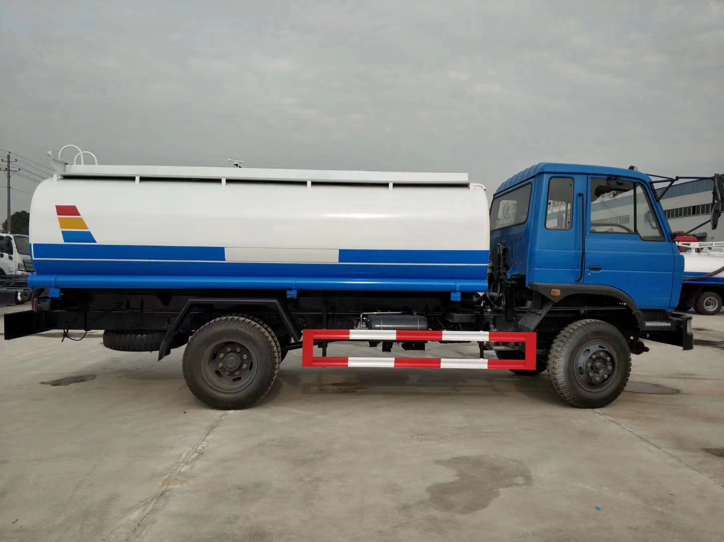 10-12噸東風(fēng)油罐車圖片 10-12噸東風(fēng)油罐車圖片