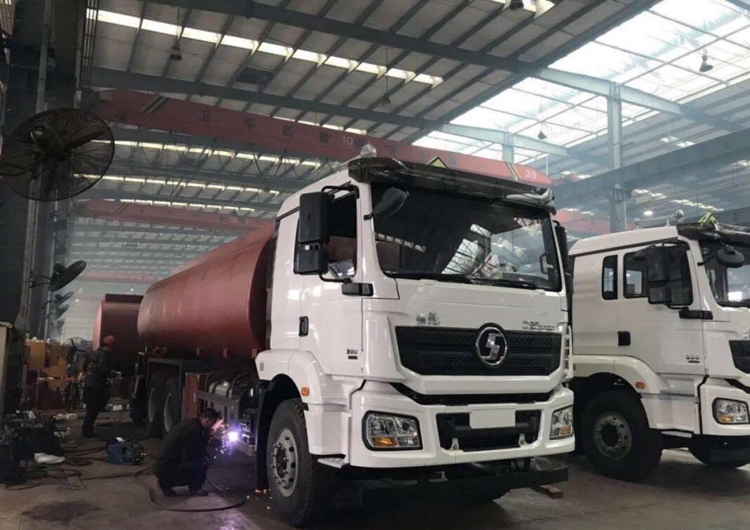 湖北楚勝汽車有限公司車間繁忙景象 湖北楚勝汽車有限公司車間繁忙景象